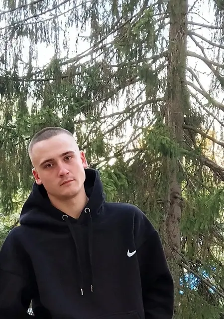 Вадим из Каменска, мне 22, познакомлюсь для приятного времяпровождения