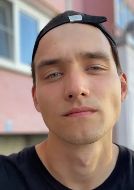 Денис из Пскова, мне 24, познакомлюсь на одну ночь