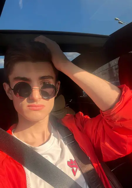 Артём из Владимира, мне 21, познакомлюсь для приятного времяпровождения