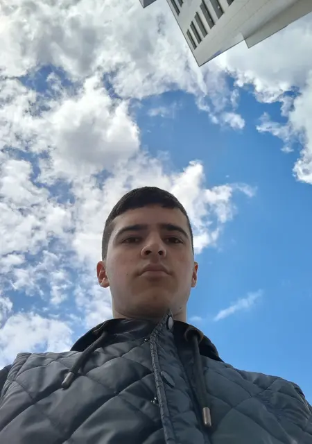 Я Борис, 21, из Твери, ищу знакомство для постоянных отношений