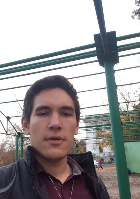 Виталий з Сум, мені 26 років, познайомлюсь для спілкування
