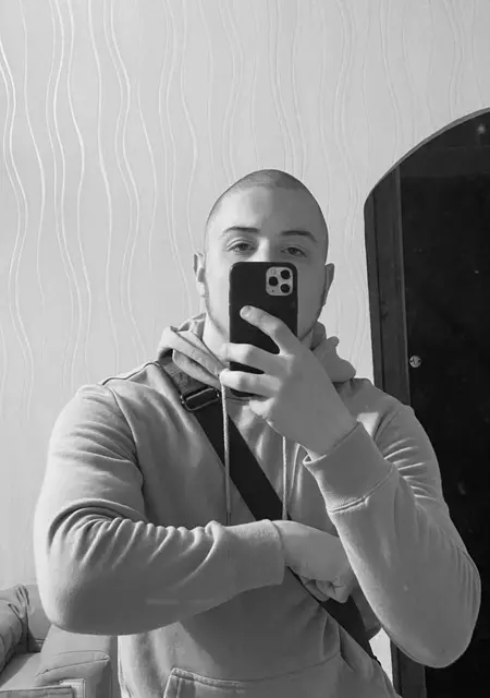 Я Дмитрий, 20, знакомлюсь на одну ночь в Сыктывкаре