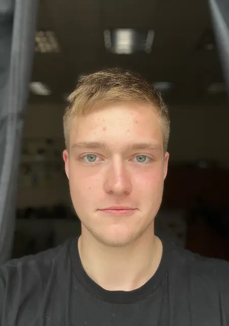 Я Илья, 20, из Москвы, ищу знакомства без обязательств